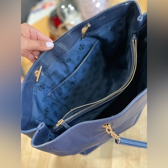 Tory Burch Carter Tote Chain Handle Tagged Tote Bag Leather Royal Navy 56968 - Picture 11 of 12